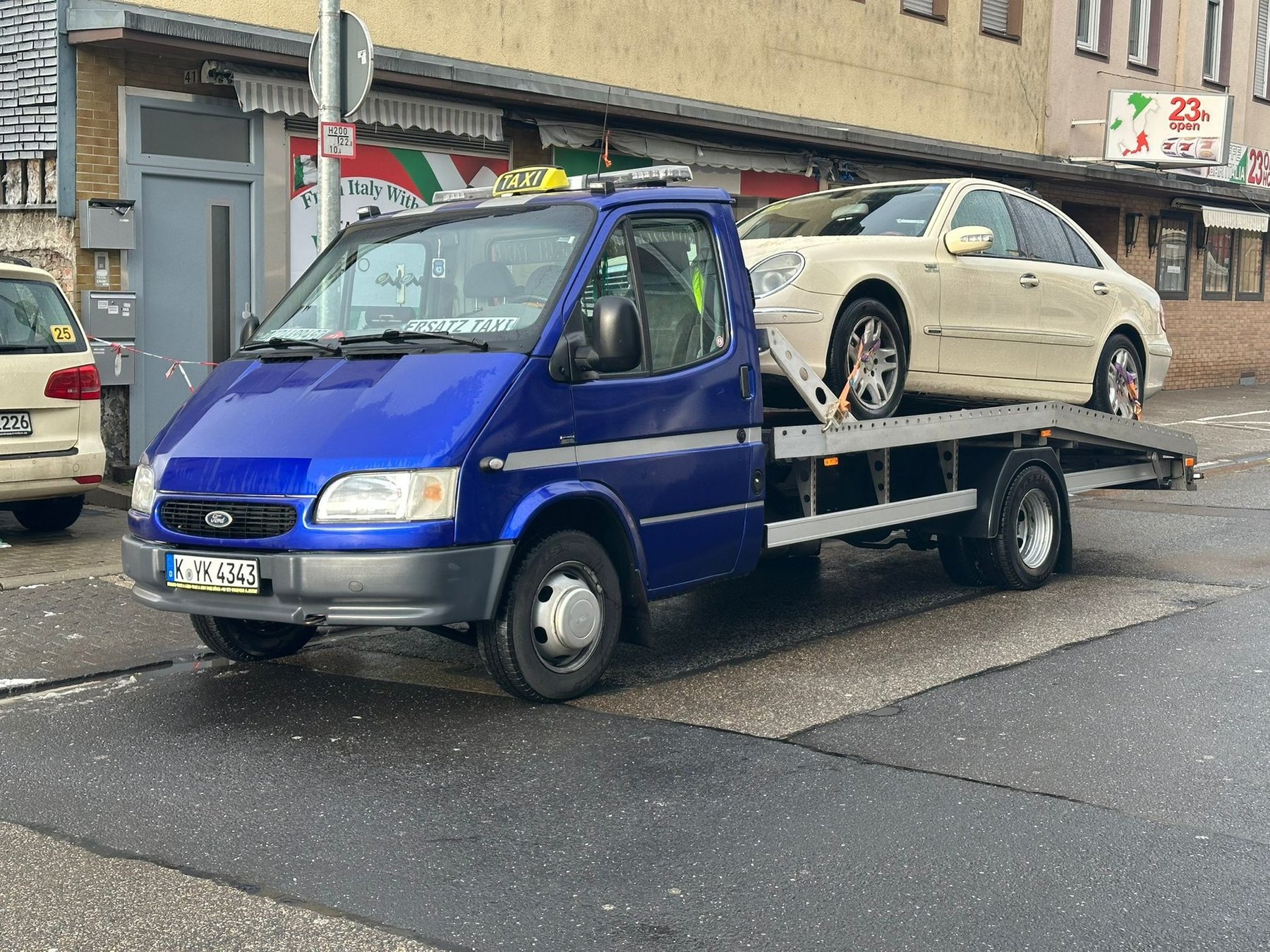 Blauer Abschleppwagen von Taxi Köln Aziz Altay im Einsatz